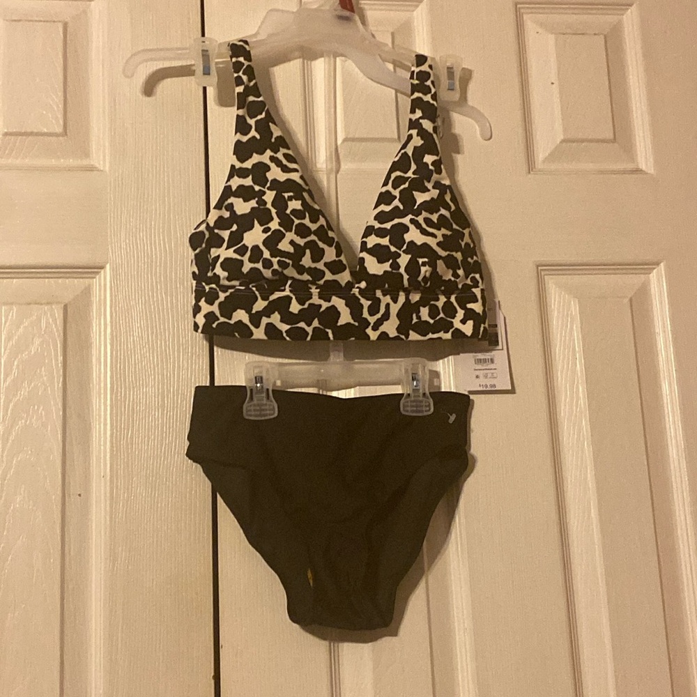 Time and Tru women’s fully lined classic plunge-swim bikini top and bottoms; S